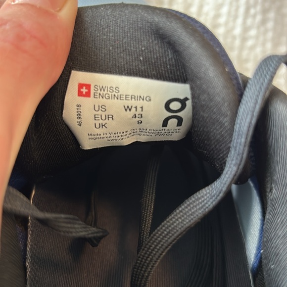 Women ON running cloud runner size 11 - Picture 6 of 7